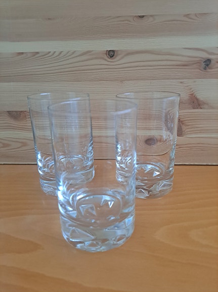 Iittala valmistamat Tapio Wirkkalan suunnittelemat Jäänsärkijä olutlasit