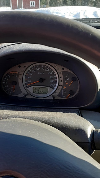 Myytävänä Nisssn Almera Tino vm. 2002