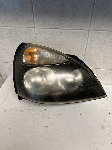Renault clio oikeanpuolen ajovaloumpio