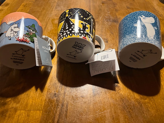 Vitriinistä kiertoon mukit: Vuorilla, Hurraa ja Hento lumisade (2021)