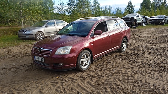 Toyota Avensis 2,0 D4D useita purettu