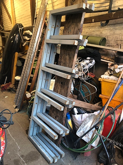 4 x heavy duty steel wall units (250 cm x 65 cm x 5 cm).