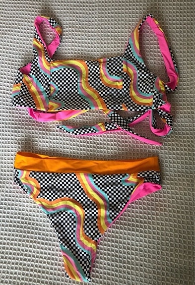Etsinnässä Halla X halla bikinit kesäksi