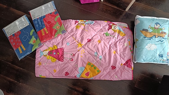 Lasten pussilakanat(2), päiväpeitot(2) ja verhot(2)