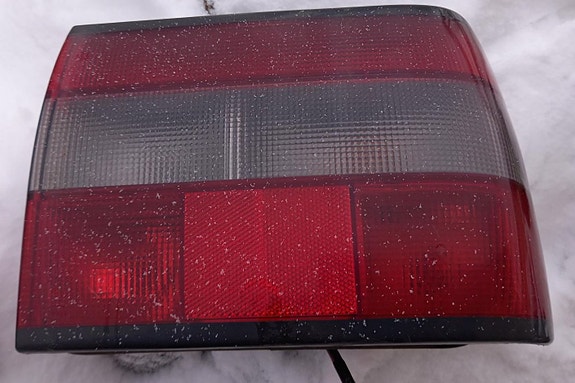 Volvo 850 -95 takavalo (oikea) ja heijastin osa