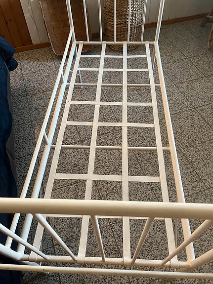 Metallinen sänky