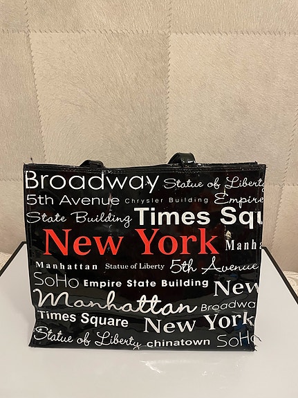 Kiiltäväpintainen olkalaukku New Yorkista