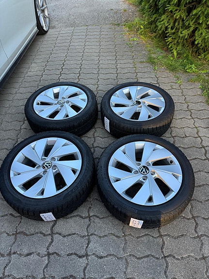 Alkuperäiset VW Golf 8 kitkarenkaat vanteineen
