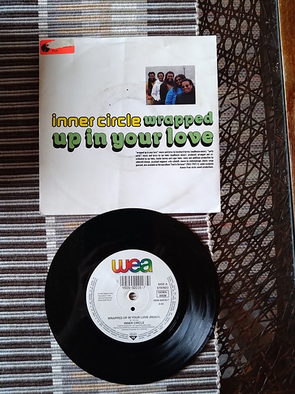 Inner Circle 7" Wrappad up in your love (remix)
