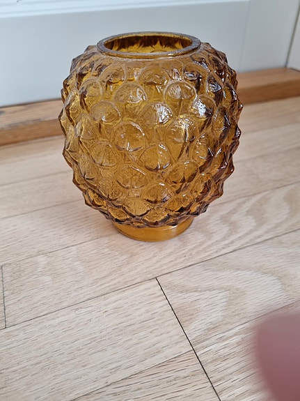 Ruskea lasi vanhaan valaisimeen