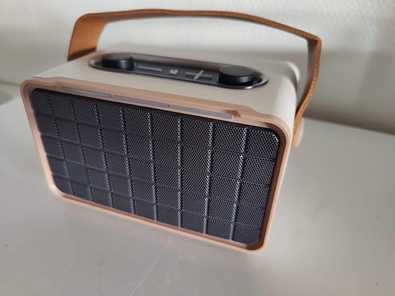 Bluetooth kaiutin ja radio
