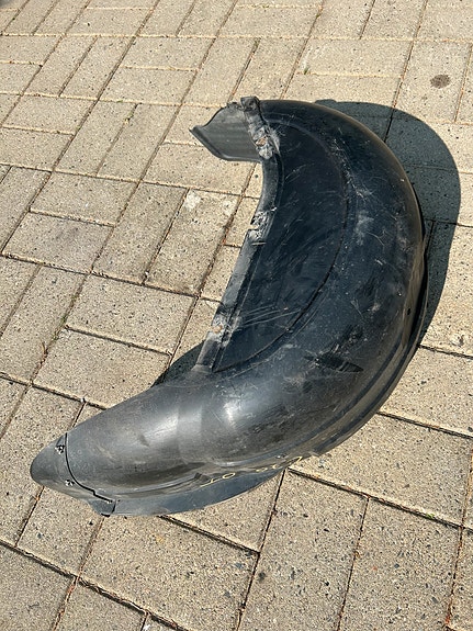 Volvo C70 oikeanpuolen takasisälokasuoja