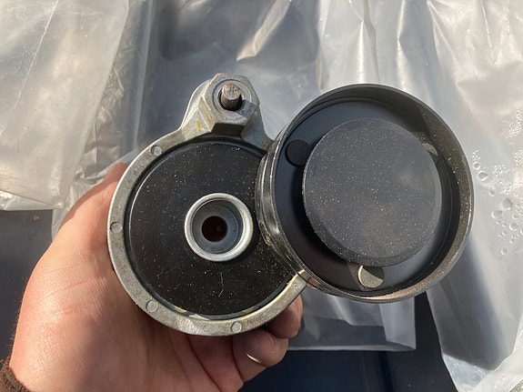 Audi/VW/Skoda 2.4/2.6/2.8 V6 Moniurahihnan Kiristin Alkuperäinen 95-08