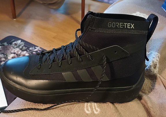 Adidaksen goretex-kengät
