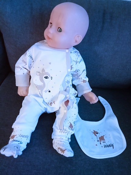 Suloinen, uusi vauvan Bambi-puku, ruokalappu ja sukat/vanttuut