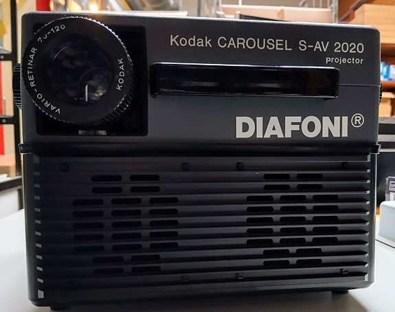 Kodak Carouselle diaprojektori äänentoistolla