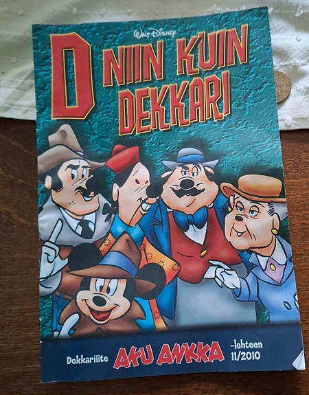 D- Niinkuin dekkari Aku lehti