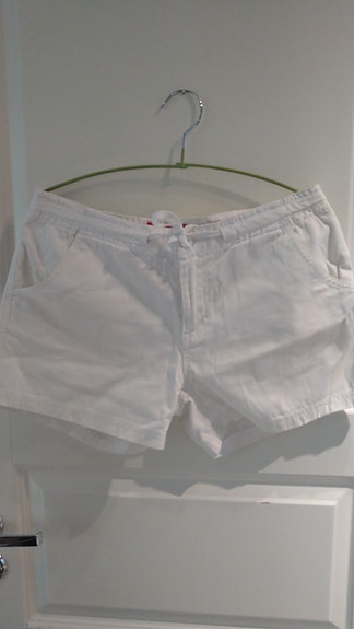 Valkoiset shortsit