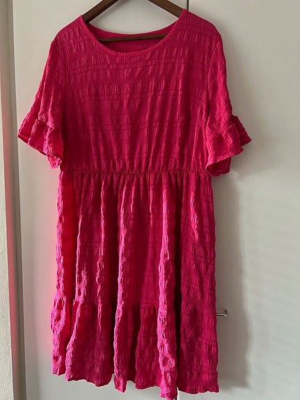 Pinkki mekko