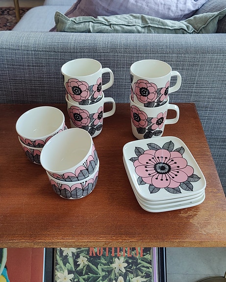 Marimekko vaaleanpunaiset Oiva Kestit -astiat