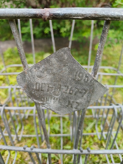 Vanha metallinen pullokori