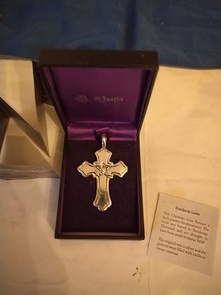 Koru Risti Riipus. St. Justin.