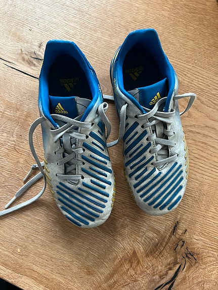 Adidas predator nappikset 33