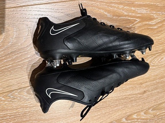 Erinomaisessa kunnossa olevat Nike Tiempo nappikset SG-napeilla (koko 44,5/10,5)