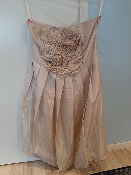 Vero Moda beige juhlamekko
