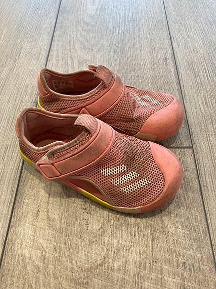 Adidas kesäkengät 27