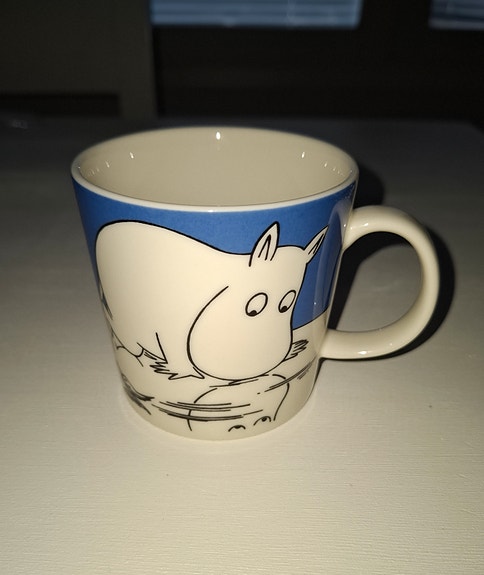 Tarrallinen Muumipeikko jäällä muumi-muki