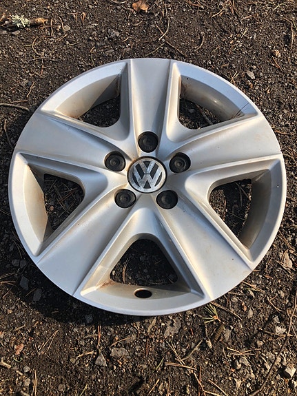 16" VW- alkuperäiset, hienokuntoiset pölykapselit