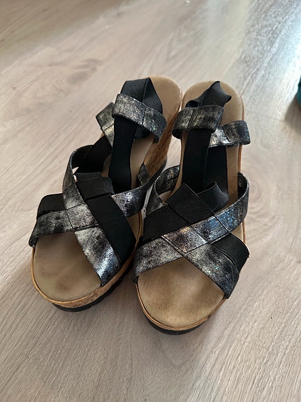 Kiilakorkosandaalit 37