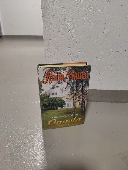 kirja: Puhtaat valkeat lakanat, Onnela