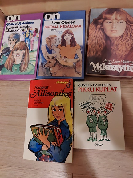 Nuorten kirjoja hyväkuntoisia