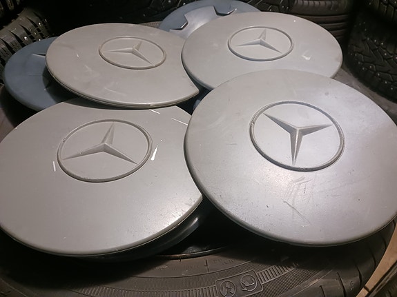 Mercedes Benz 15" pakettiautoon .