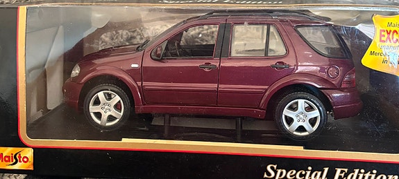 1/18 Mercedes-Benz ML55 AMG Pienoismalli