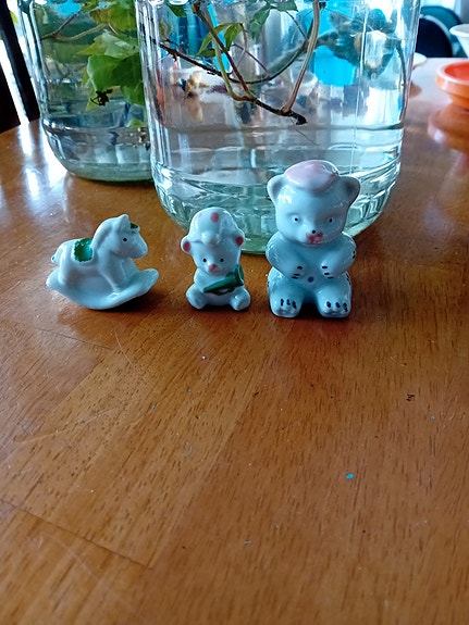 Posliinieläin figuuri hahmo nalle keinuhevonen astiat retro keräily