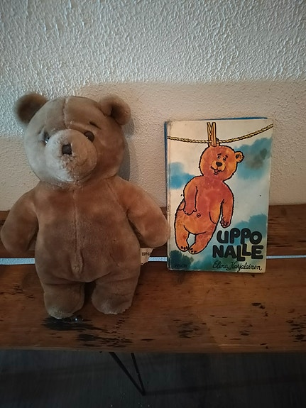 Myydään 70-luvun uppo-nalle ja uppo nalle kirja