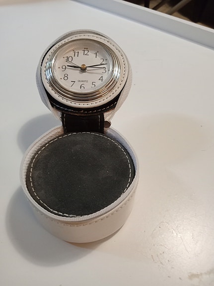 Quartz KELLO Nahkaisessa Rasiassa