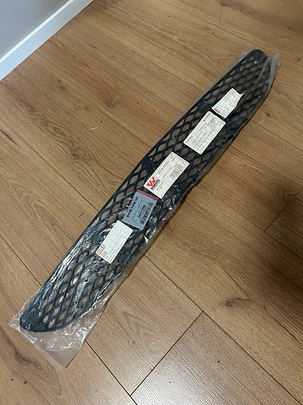 Mercedes-Benz E W211 etupuskurin keskisäleikkö