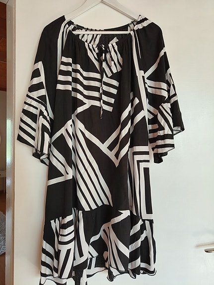 Mustavalkoinen mekko