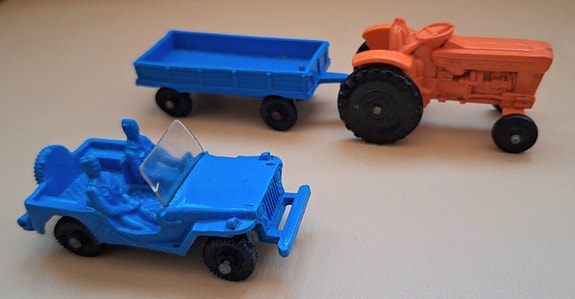 Tomte Laerdal Land Rover ja Ford traktori peräkärryllä