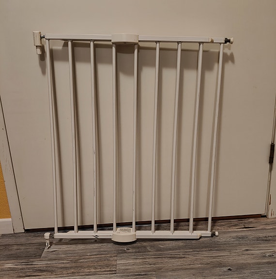 Säädettavä (64,5-102cm, korkeus 68cm) metallinen turvaportti/koiraportti