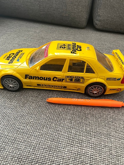 Mercedes-Benz C-sarjan C180 mallin leikkiauto.
