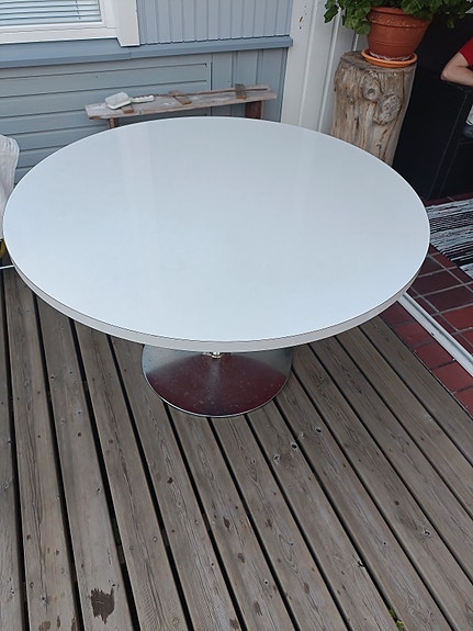 Päällipinnasta valkoinen pyöreä pöytä halkaisija 120cm
