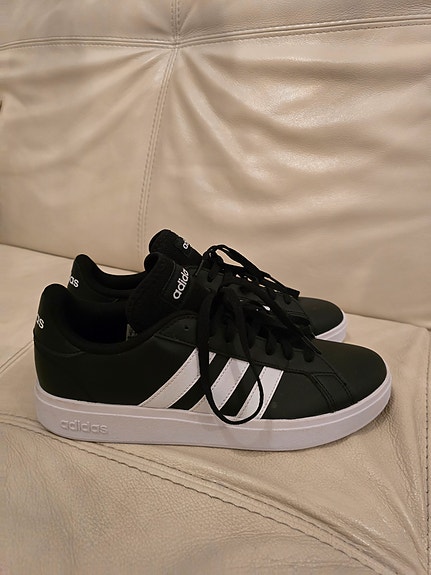 Miesten Adidas mustat tennarit
