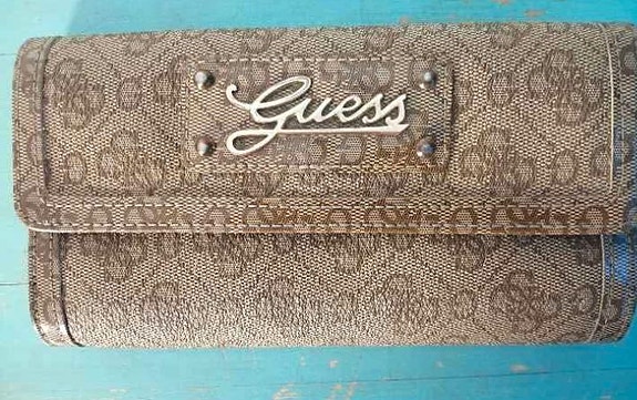 Guess lompakko