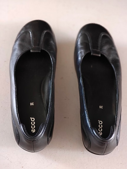 Mustat ballerinat Ecco nahkaa