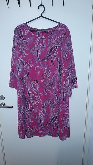 Pinkki mekko